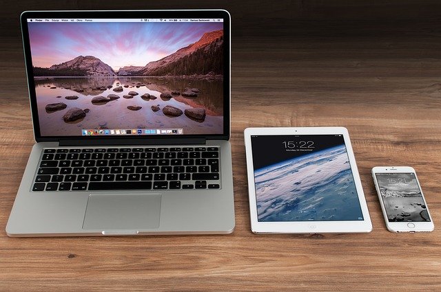 notebook s tabletem a mobilem